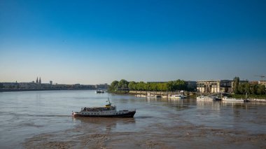 Eğlence gemisi, Fransa 'nın Bordeaux şehrinde Garonne nehri boyunca parti yolcularını taşıyor..