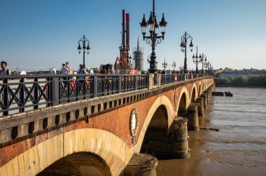 Bordeaux Yat 'ı, Bordeaux' daki Garonne Nehri 'nde gezintiler sunan lüks bir tekne. Gemi seyahatleri arasında şehir hakkındaki yorumlar, şaraplı bir aperatif ve pasta ve ayrıca özel etkinlikler de düzenlenebilir..