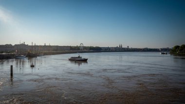 Eğlence gemisi, Fransa 'nın Bordeaux şehrinde Garonne nehri boyunca parti yolcularını taşıyor..