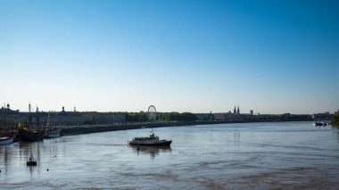 Eğlence gemisi, Fransa 'nın Bordeaux şehrinde Garonne nehri boyunca parti yolcularını taşıyor..