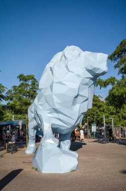 Xavier Veilhan 'ın Mavi Aslan heykeli, 2005 yılında Fransa' nın Bordeaux kentinde Pont de Pierre yakınlarında Stalingrad Meydanı 'na inşa edilmiş 8 metre uzunluğunda, 6 metre yüksekliğindeki bir geometrik mavi heykeldir. Şehrin kültürel yenilenmesini ve modern kimliğini sembolize ediyor.