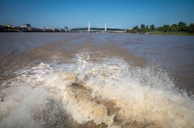 Le Bato adlı bir otobüsten köpük ve sprey sıkın. Garonne nehrine ve Fransa 'nın Bordeaux kentindeki Jacques Chaban Delmas köprüsünün yanına.