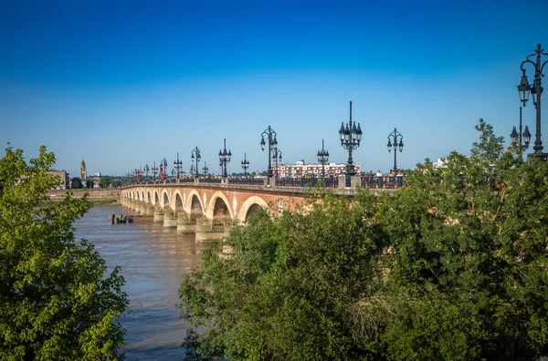 Bordeaux Yat 'ı, Bordeaux' daki Garonne Nehri 'nde gezintiler sunan lüks bir tekne. Gemi seyahatleri arasında şehir hakkındaki yorumlar, şaraplı bir aperatif ve pasta ve ayrıca özel etkinlikler de düzenlenebilir..