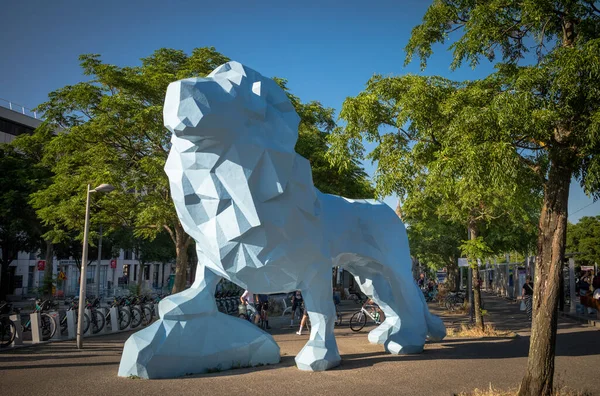 Xavier Veilhan 'ın Mavi Aslan heykeli, 2005 yılında Fransa' nın Bordeaux kentinde Pont de Pierre yakınlarında Stalingrad Meydanı 'na inşa edilmiş 8 metre uzunluğunda, 6 metre yüksekliğindeki bir geometrik mavi heykeldir. Şehrin kültürel yenilenmesini ve modern kimliğini sembolize ediyor.