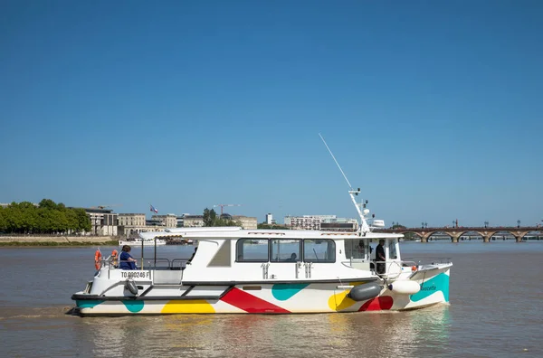 Bir Le Bato teknesi, çevre dostu nehir mekiği servisi, Fransa 'nın Bordeaux kentindeki Garonne Nehri' nden geçen hibrid botlar kullanıyor. Servis TBM toplu taşıma ağına entegre edilmiştir.