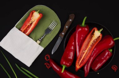 Siyah tablo taze kırmızı biber