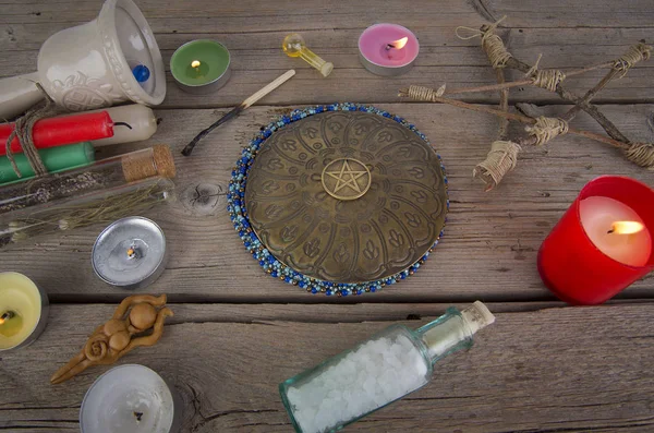 Magiska instrument och ingredienser på bordet — Stockfoto
