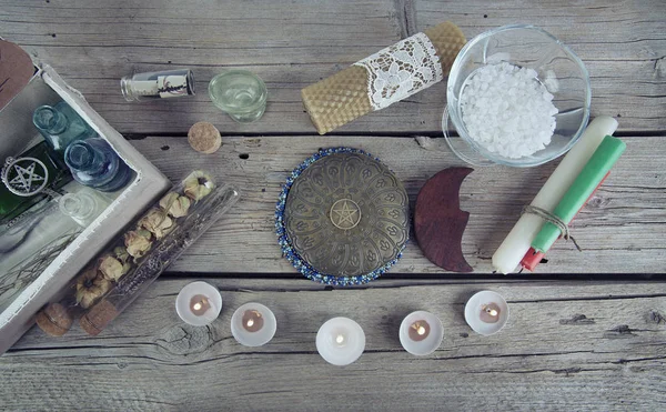 Instrumentos mágicos e ingredientes na mesa — Fotografia de Stock