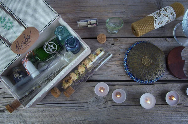 Magiska instrument och ingredienser på bordet Stockbild