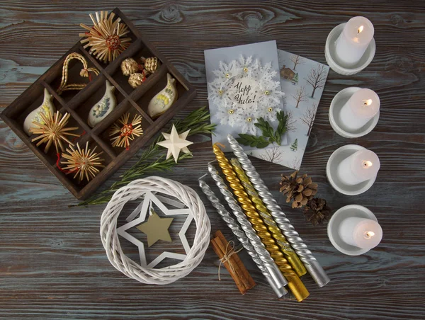Yuletide altar con postal navideña —  Fotos de Stock