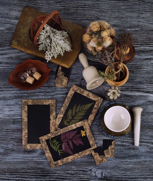 Ingredientes herbales en la mesa de elaboración mágica —  Fotos de Stock