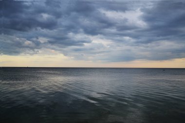 yaz Karadeniz üzerinde gri bulutlar