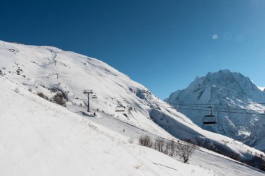 Karlı Dombay 'ın dağ manzarası. Rusya, Karachay-Çerkesya.
