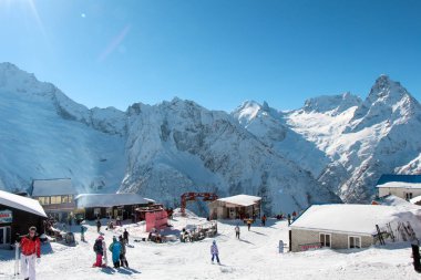 Karlı Dombay 'ın dağ manzarası. Rusya, Karachay-Çerkesya.