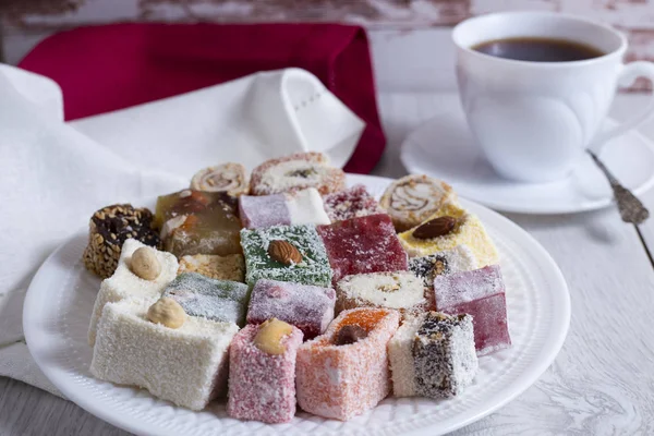 Oryantal geleneksel tatlılar ve çay