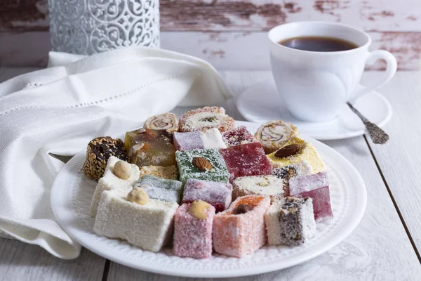 Oryantal geleneksel tatlılar ve çay