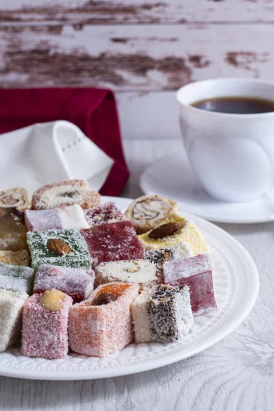 Oryantal geleneksel tatlılar ve çay