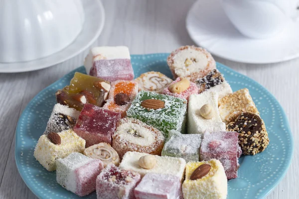 Oryantal geleneksel tatlılar ve çay