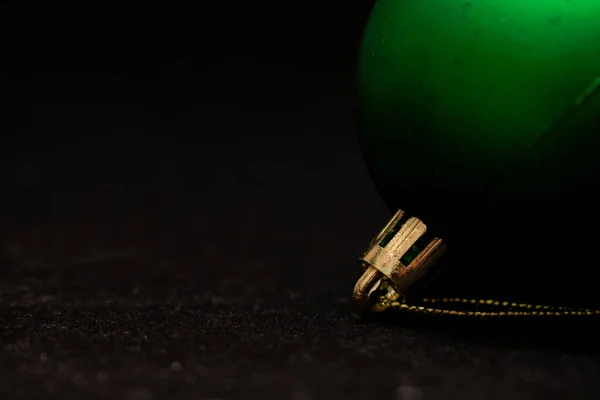 Siyah arkaplanda yeşil top ve altın mum