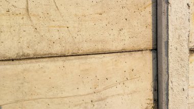 Dikey destek sütuna sahip desenli beton duvarın kapatılması, arkaplan ve inşaat malzemesi tasarımı için kaba yüzey ayrıntıları