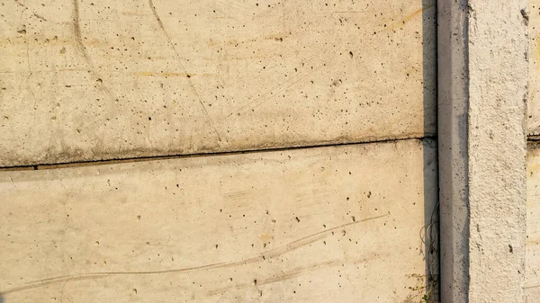 Dikey destek sütuna sahip desenli beton duvarın kapatılması, arkaplan ve inşaat malzemesi tasarımı için kaba yüzey ayrıntıları