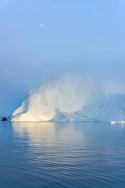 格陵兰北冰洋上的北极冰山 — 图库照片