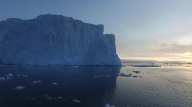 Grönland Kuzey Buz Denizi üzerinde Arctic buzdağları