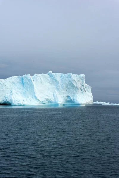 Grönland Kuzey Buz Denizi Üzerinde Arctic Buzdağları — Stok fotoğraf