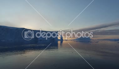 Grönland Kuzey Buz Denizi üzerinde Arctic buzdağları