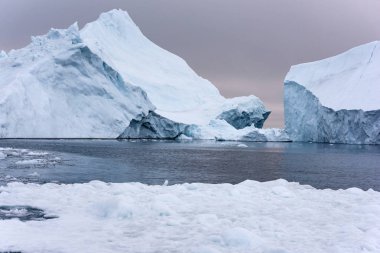 Grönland Kuzey Buz Denizi üzerinde Arctic buzdağları