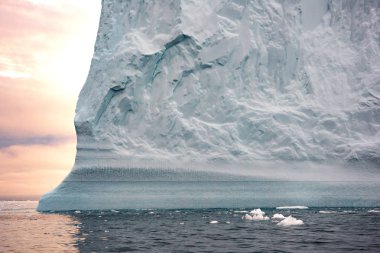 Grönland Kuzey Buz Denizi üzerinde Arctic buzdağları