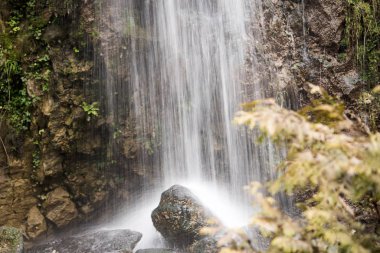 Dağdan akan şelale