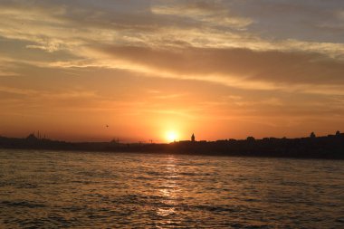 Istanbul'da günbatımı turuncu renk