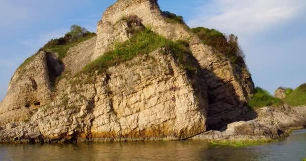 美しい自然の景色 夕暮れ時の海の大きな岩 — ストック動画