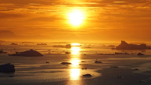 日没時の北極海の美しい眺め — ストック写真