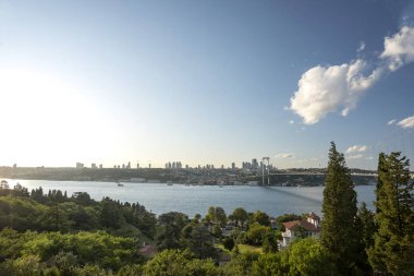 Gün batımında güneş ışığıyla İstanbul Boğazı