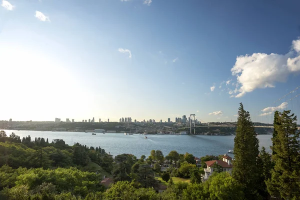 Istanbul Bosporus Bei Sonnenuntergang Mit Sonnenstrahl — Stockfoto