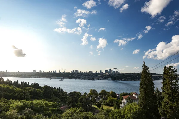 Gün batımında güneş ışığıyla İstanbul Boğazı