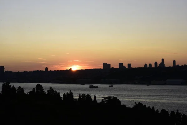 Stanbul Boğazı Nda Güneş Işığı — Stok fotoğraf