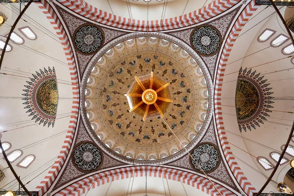 İstanbul Süleymaniye Camii'nin tavan manzarası