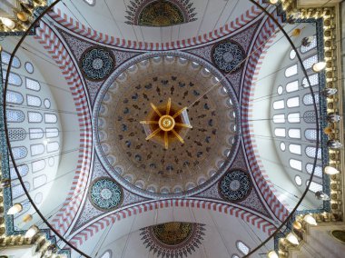 Süleymaniye Camii'nin iç manzarası İstanbul'da restorasyon sonrası