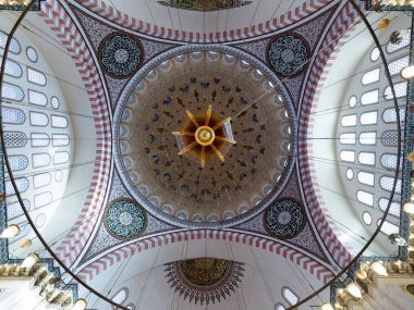 Süleymaniye Camii'nin iç manzarası İstanbul'da restorasyon sonrası