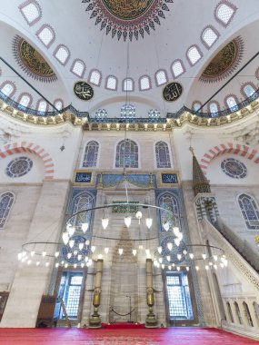 Süleymaniye Camii'nin iç manzarası İstanbul'da restorasyon sonrası