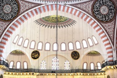 Süleymaniye Camii'nin iç manzarası İstanbul'da restorasyon sonrası