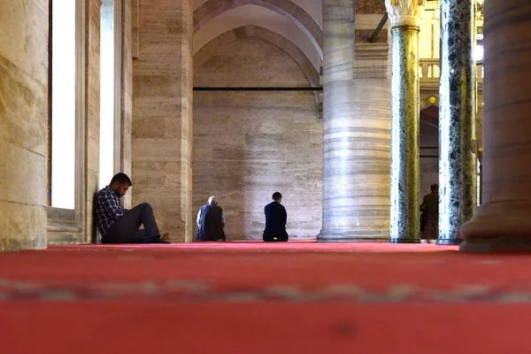 Άνθρωποι Βρίσκονται Στο Τζαμί Του Σουμανιγιέ Στην Κωνσταντινούπολη Της Τουρκίας — Φωτογραφία Αρχείου