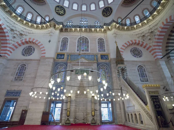 Süleymaniye Camii'nin iç manzarası İstanbul'da restorasyon sonrası