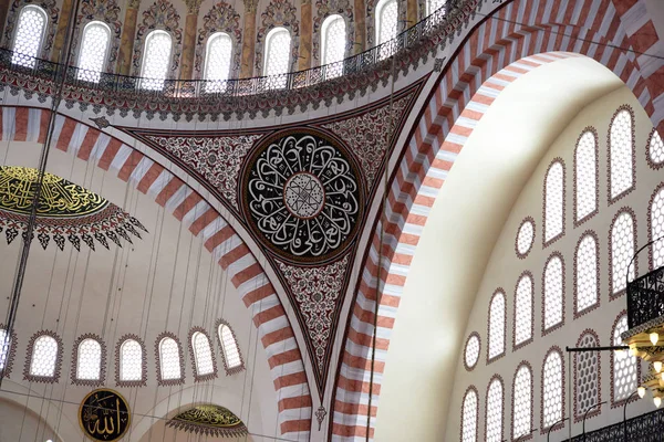 Süleymaniye Camii'nin iç manzarası İstanbul'da restorasyon sonrası