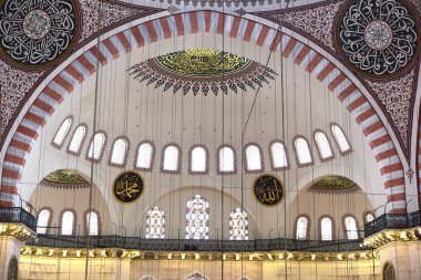 Süleymaniye Camii'nin iç manzarası İstanbul'da restorasyon sonrası