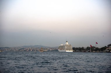 İstanbul Bosphorus 'ta seyir gemisi
