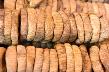 Dükkanda kurutulmuş incir.